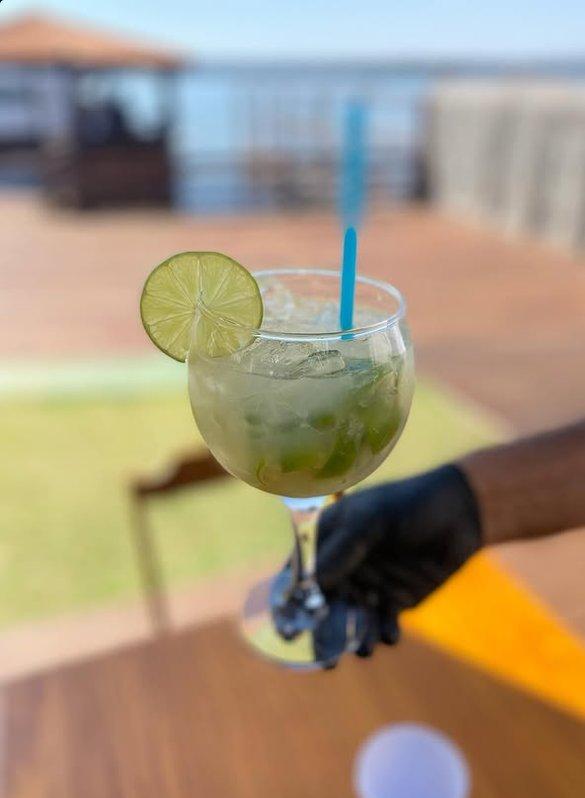 Caipirinha servida à beira do lago
