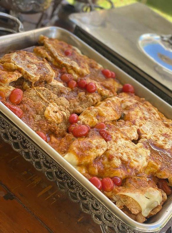 Filé à parmegiana com tomatinhos servido em rechaud de prata